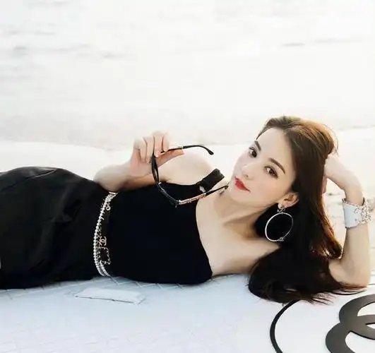 天王嫂方媛穿搭新高度黑色内衣配豹纹外套彰显性感身材