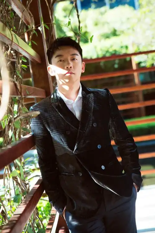 郑恺丝绒西装优雅帅气 成熟绅士魅力尽显