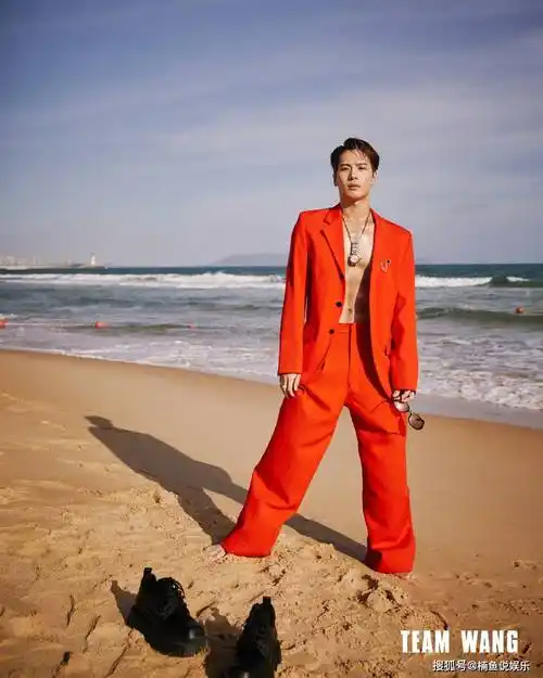 王嘉尔红色西装真空上阵泳池大片演绎肌肉线条人鱼王子登场