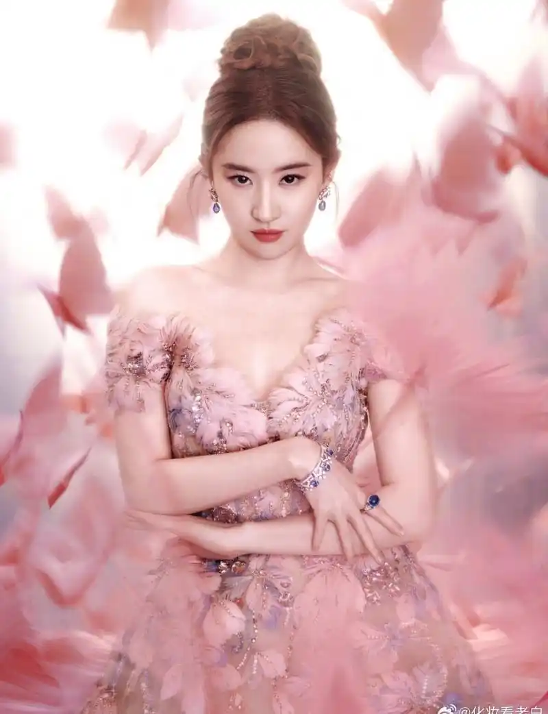 这位身穿粉色长裙的女神,粉色长裙摇曳生姿,正是我们心中的那位刘亦菲