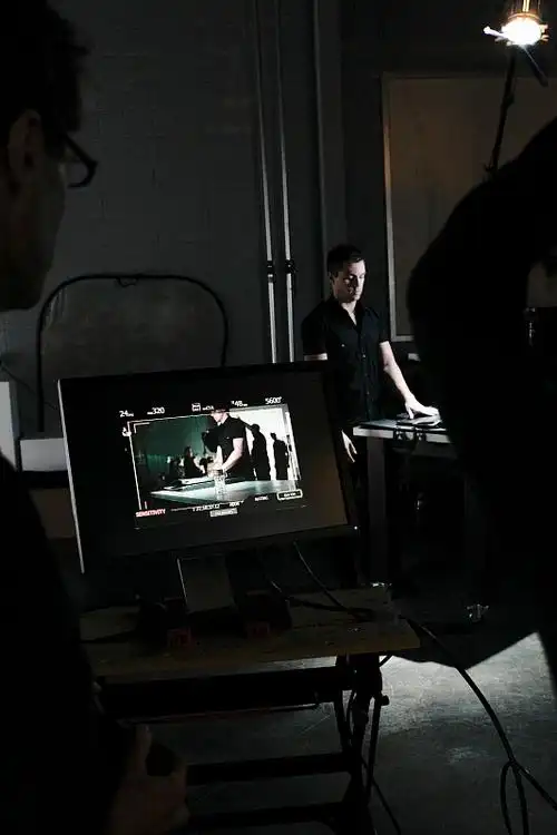 在电影片场拍摄时在幕后工作的人们图片下载