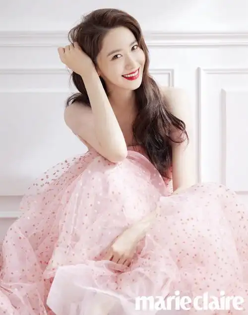 林允儿穿波点纱裙温柔清甜 露精致锁骨性感迷人