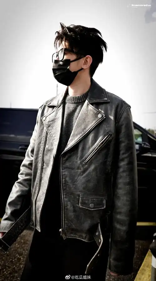 蔡徐坤出发巴黎机场图##蔡徐坤皮衣机场图