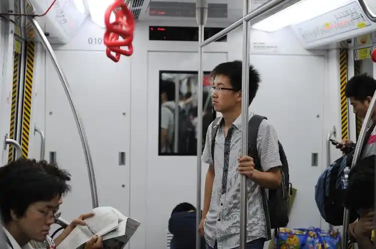 6月5日中午,熊庆华坐地铁前往一家招聘单位准备面试.