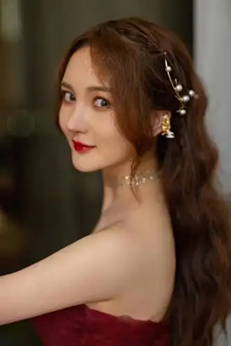 靳梦佳好像仙女!暗红色羽毛礼服,宛如凤凰下凡,神秘而又优雅!