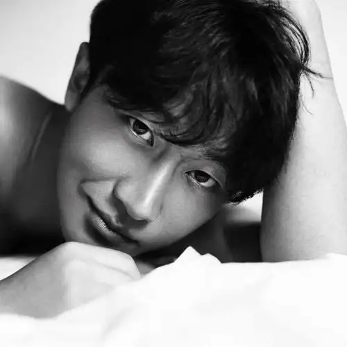 黄轩曝黑白禁欲写真 魅力电眼展雅痞气息