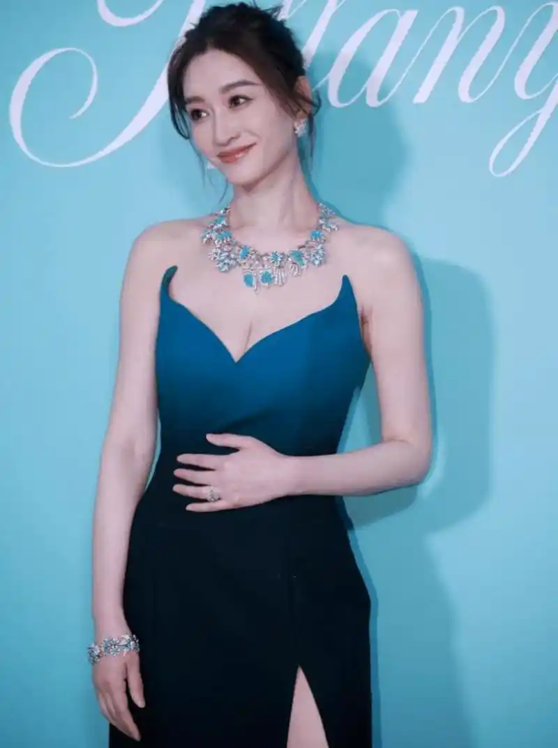 "冷白皮"王者——李小冉.