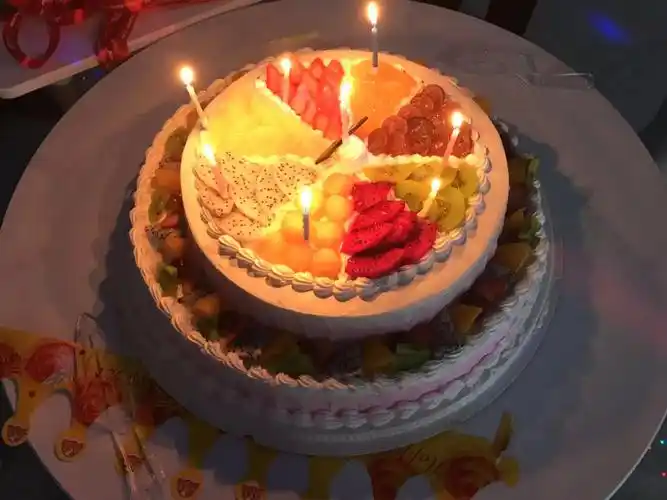 大家一同唱生日歌,与寿星一同切蛋糕,现场气氛温馨而欢乐.