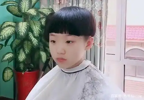 小宝宝锅盖头的剪法