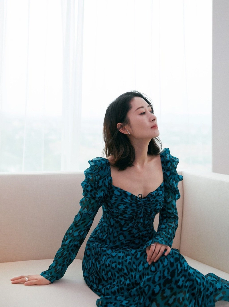 被调侃喝醉了才上舞台,今穿蓝色豹纹裙,手持马蹄莲高贵优雅