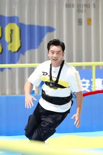 妻子苗苗挺孕肚陪领奖,同框好亲密|郑恺|奔跑吧兄弟|苗苗