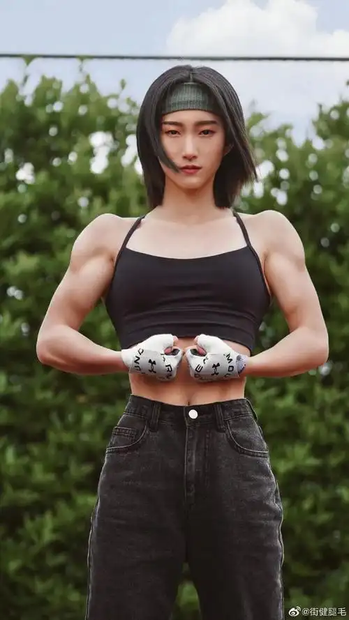 女学生撩衣秀腹肌,却惨遭嘲讽:胸太小,像男人|翘臀|马甲线|健身|肌肉