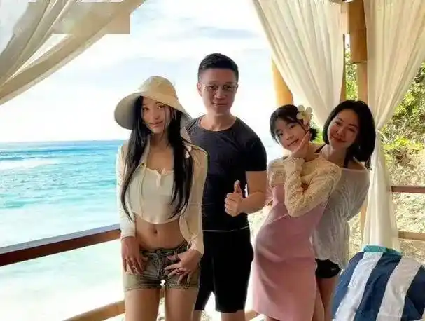 小s带娘家人去度假,晒泳装照大秀好身材,把二女儿lily比下去了_照片