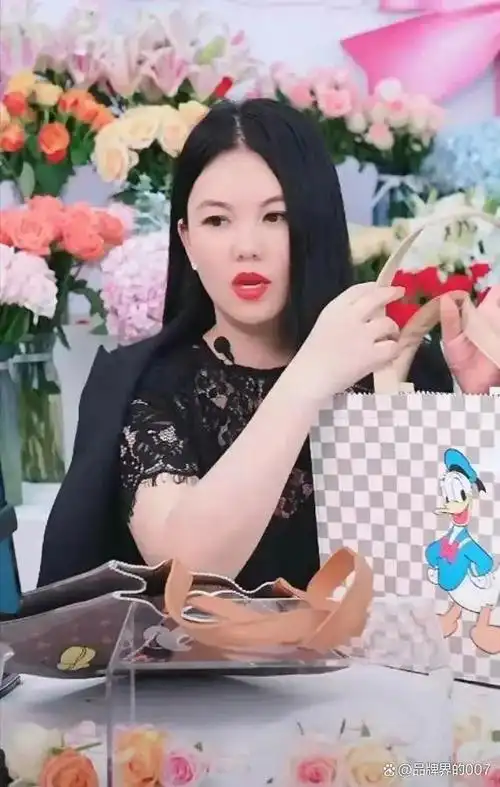 豪横!李湘首晒英国豪宅,满墙红酒茶杯镶金,穿带钻睡衣名表215w