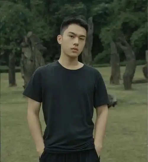 为了拍摄到这位小哥哥的真实身高效果,光着脚站在枯草地上