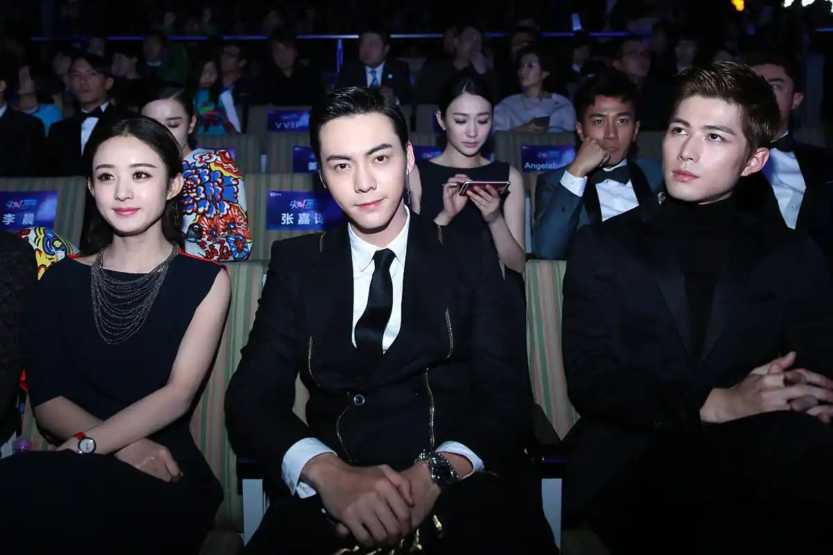 赵丽颖和她的两个老搭档,竟然同框过,张翰和陈伟霆,好像都和赵丽颖