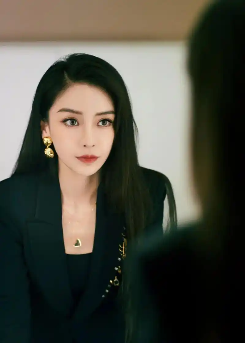 谁能想到 十几年前那个小小的模特 也会成为如今的大明星 你再 - 抖音