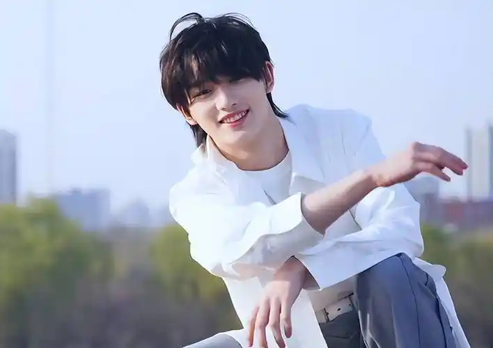 时隔两年,"较劲"少年再更新,翻唱《一直往前走》,美得霸屏_丁程鑫