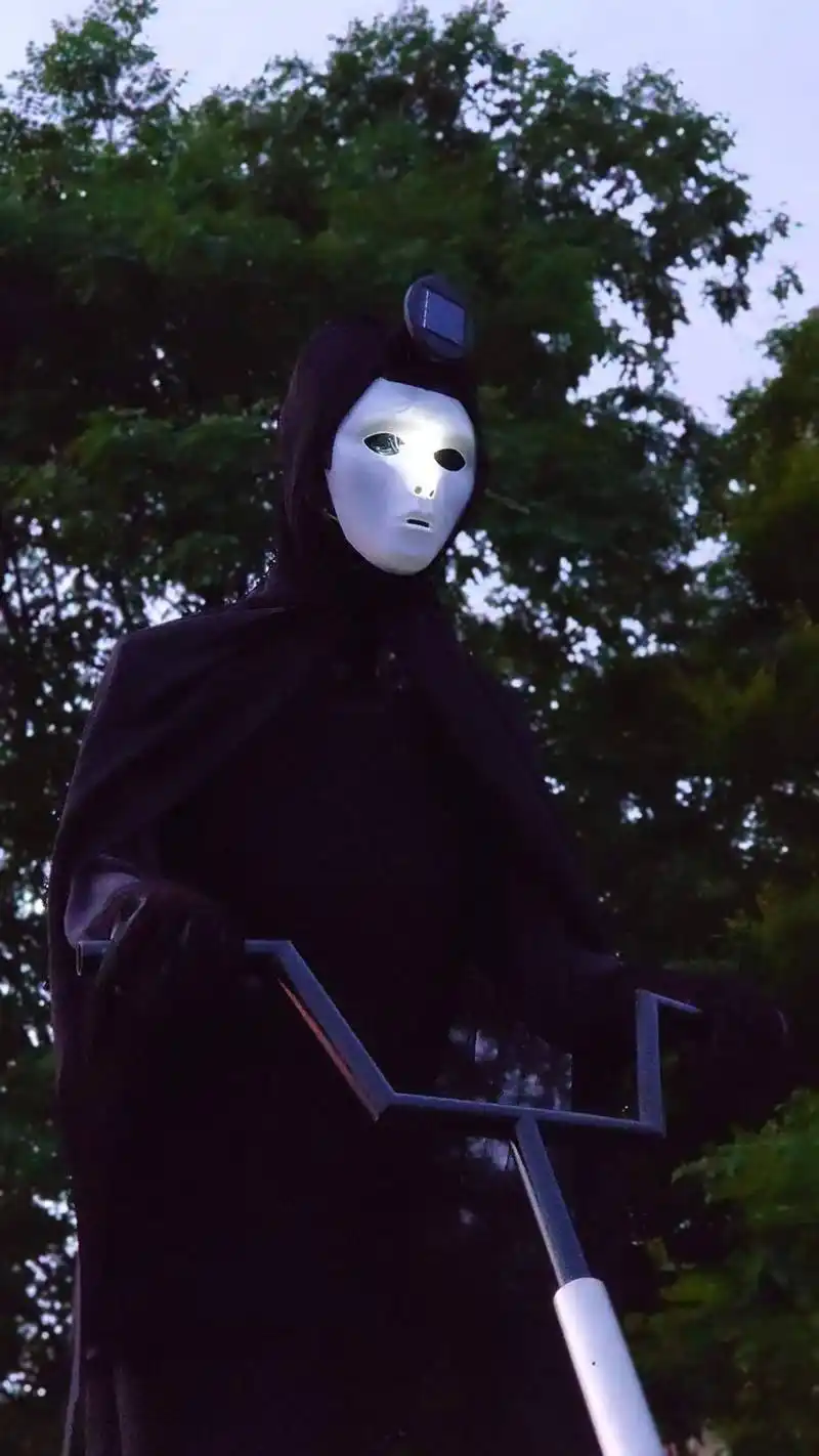 男子自制幽灵"稻草人"驱鸟,诡异面具全黑披肩晚上太恐怖