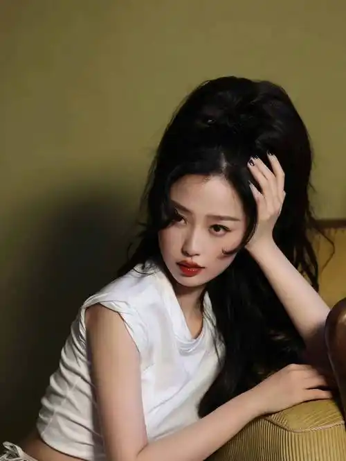 虞书欣superelle封面穿透光露腰连衣裙性感妩媚,红唇卷发复古摩登