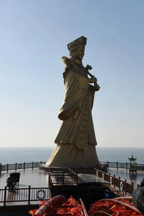 雕塑通高36米,象征36层天,像身高28米,喻示妈祖28岁羽化升天.