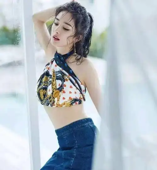 杨幂高调秀细腰马甲线宣布开始正式营业