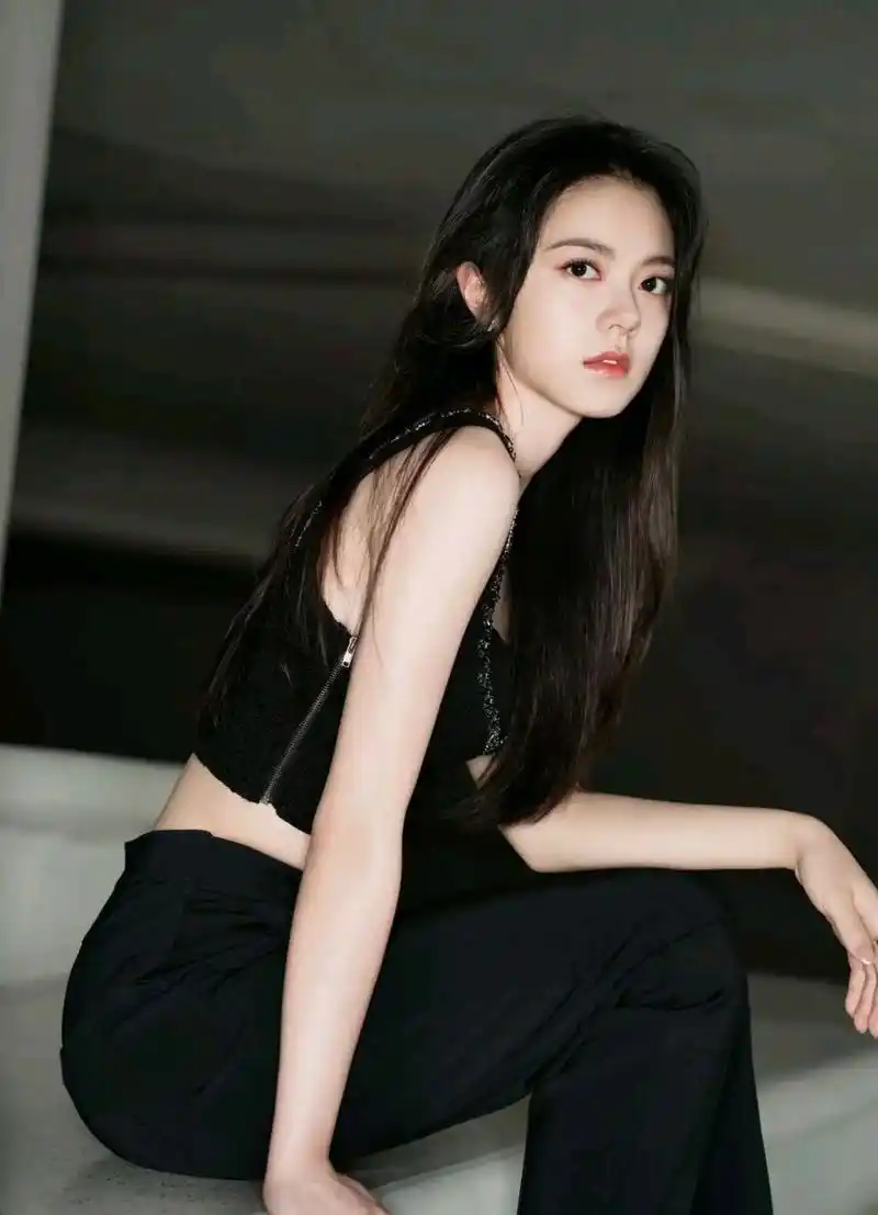 赵今麦造型终于好看了 赵今麦最近出席活动,穿着黑色吊带配裤装,很有