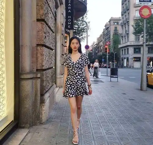 杨采钰巧秀小蛮腰,平平无奇西装外套,但衣服打结凹出时髦感!