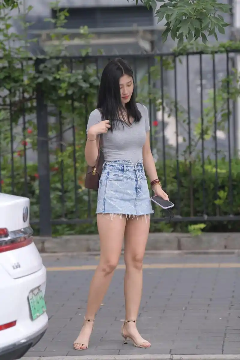 街拍美女,漂亮的牛仔短裙小姐姐,牛仔搭配短t意外好看!