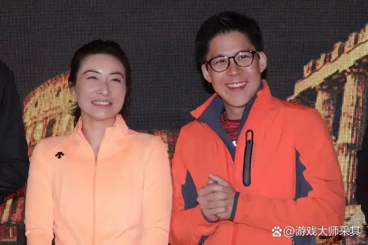 郭晶晶与霍启刚牵手看电影 11周年庆典,郭晶晶与富商老公霍启刚牵手看