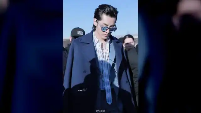 吴亦凡活动生图 身穿冰川蓝镂空西装颜值能打