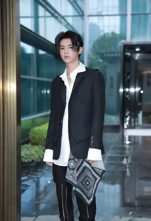 黄明昊拉链机车裤时髦写真图片14