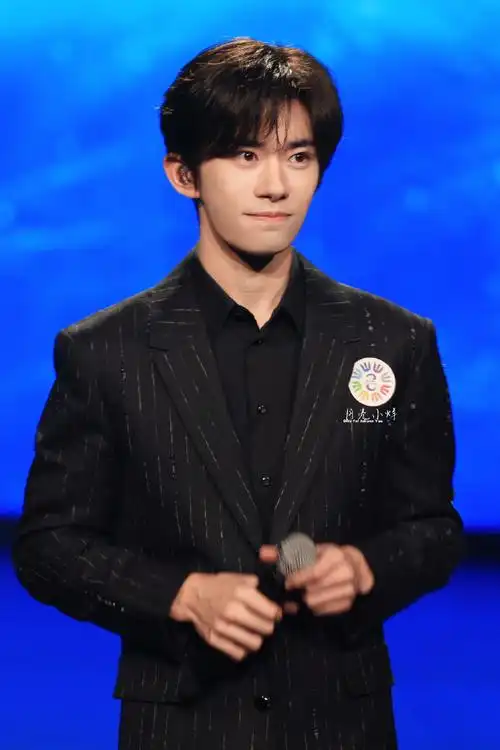 易烊千玺 米兰时装周##易烊千玺献唱不辞星海##易烊千玺电影小小的我