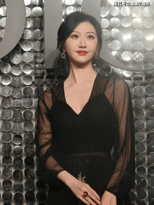 景甜身穿黑纱深v纱裙彰显朦胧美这才是事业线