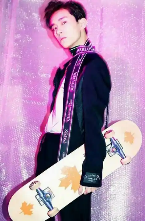 易烊千玺迪奥大片:三种造型完美驾驭,大背头露胳膊,血槽已空!