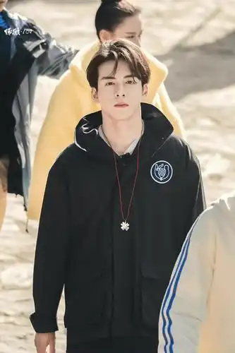 追星星的曾舜晞黑冲锋衣超帅!新更!