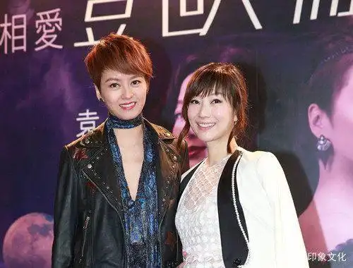 42岁梁咏琪跟46岁郑秀文同框比美,一个像仙女,一个像公主!