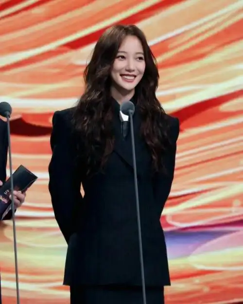 王珞丹条纹西装亮相金鹰节,烫波浪卷长发,女神范十足!