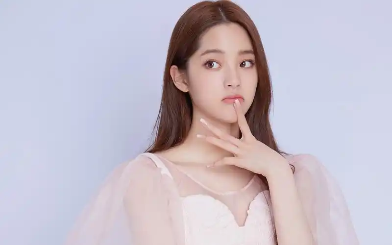 欧阳娜娜粉色少女感高清桌面壁纸