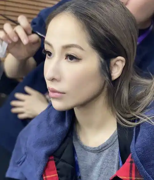 43岁的萧亚轩,却能在25年内连换15个小男友,她是怎么做到的_王阳明