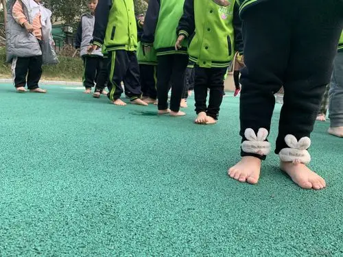 爸爸妈妈今天我们在幼儿园光脚走在了地上