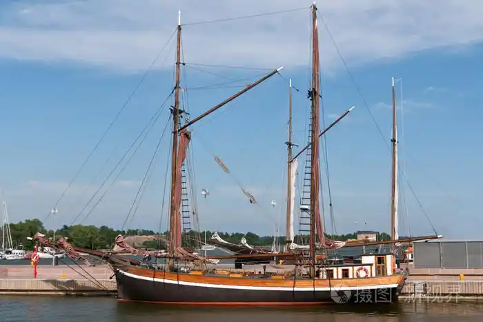 在港口艘木帆船