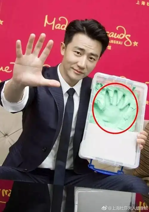 黄轩的手这么小一定很招财吧