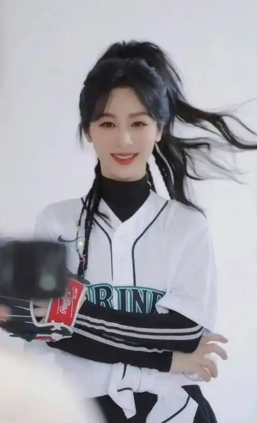 当杨紫和angelababy同穿黑色吊带裙时,女明星的颜值差距一目了然_杨颖