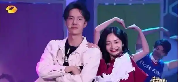 对比和周洁琼跳舞王一博和程潇搭档跳舞动作和表情反差却很大