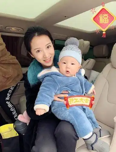 《都挺好》李念深夜聚餐,当街摆脸色闹别扭,富豪老公赔笑脸认错