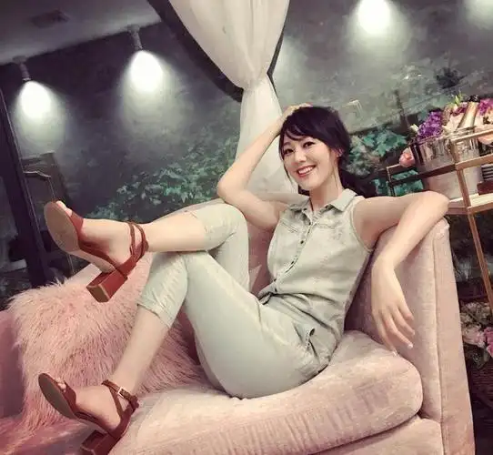 王冠从上海走出的央视美女主持人男友在雾中迷路了