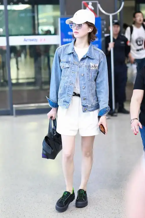 32岁刘诗诗真会扮嫩,牛仔外套配短裙少女感十足,哪像当了妈的人