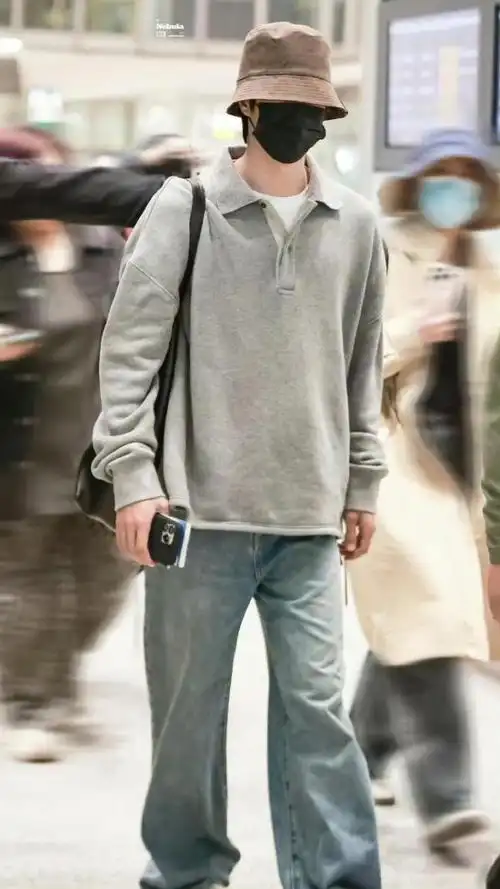 王一博巴塞罗那机场路透 穿搭低调随性男友感好强