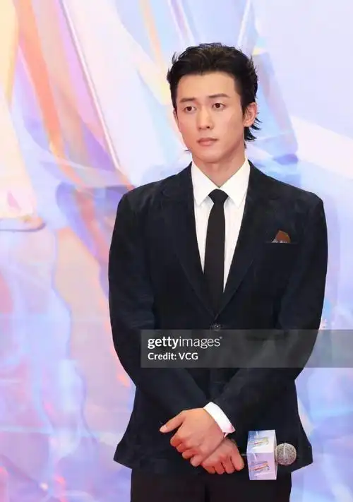 黄曦彦没有穿黑色西装,而是选择了这种偏中式风格的套装,寸头造型少了